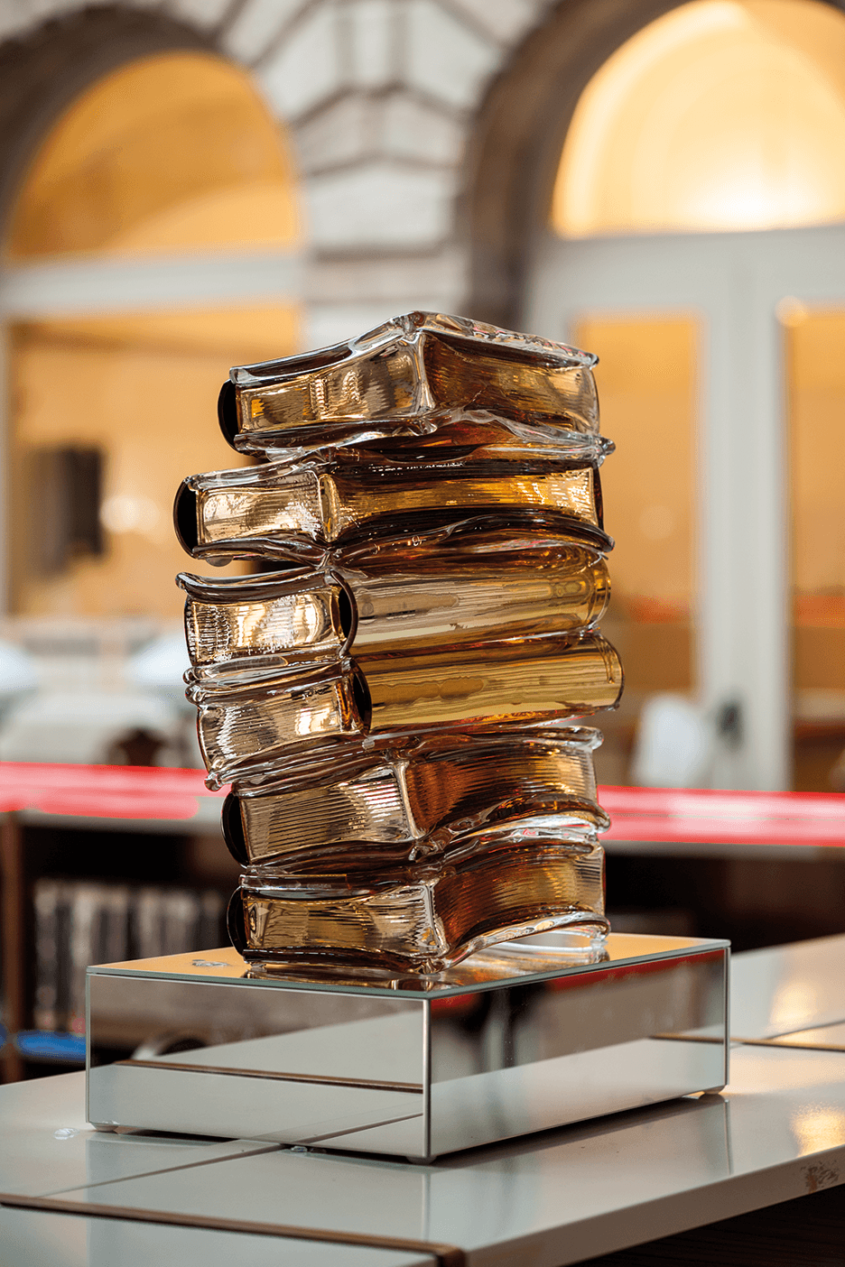 L'inesauribile oro della mente, 2022, 7 libri in vetro di Murano, specchio, gabbia in rete metallica