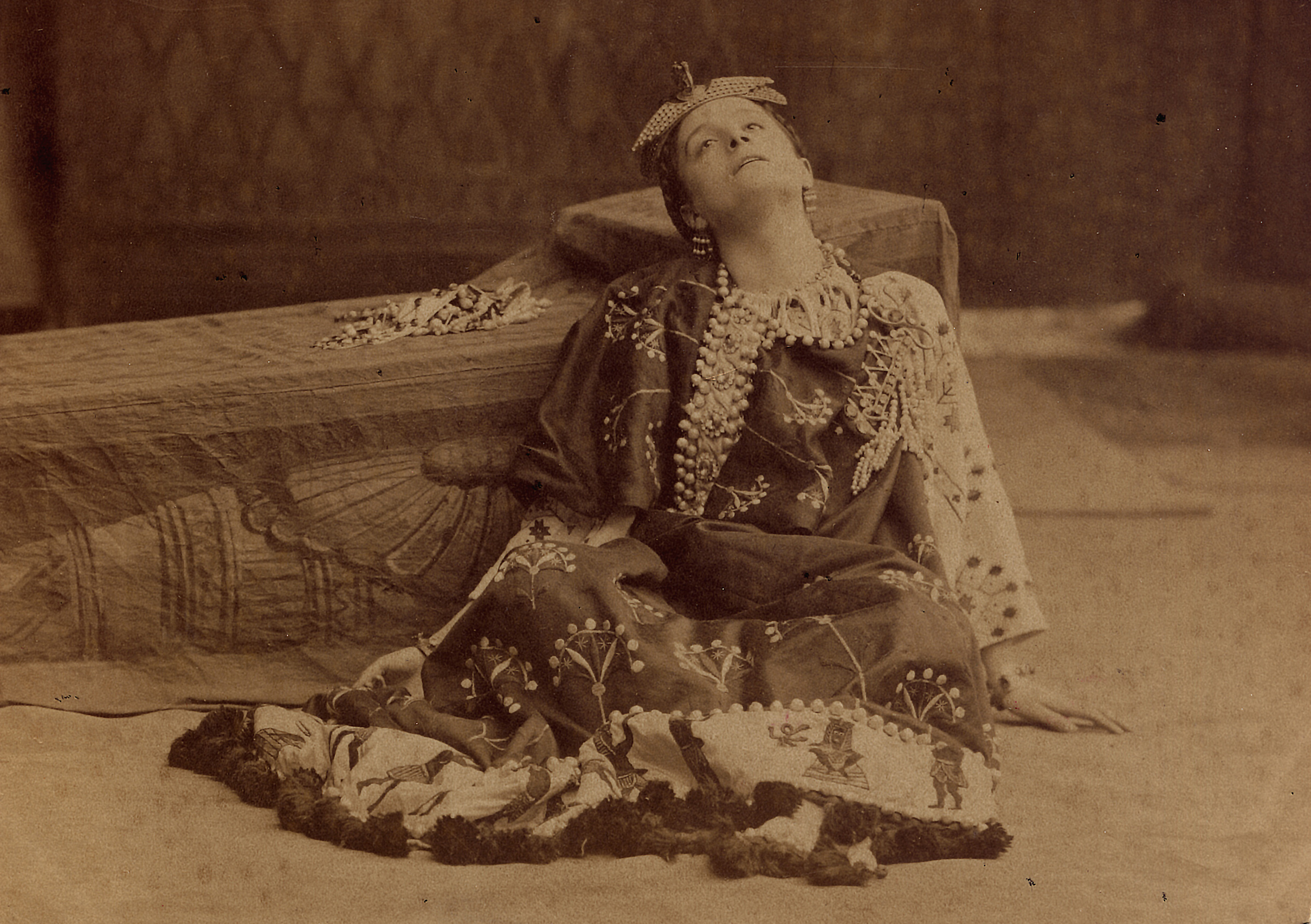 Eleonora Duse in Antonio e Cleopatra di W. Shakespeare fotografia di Pau Audoaurd, 1890 ca.